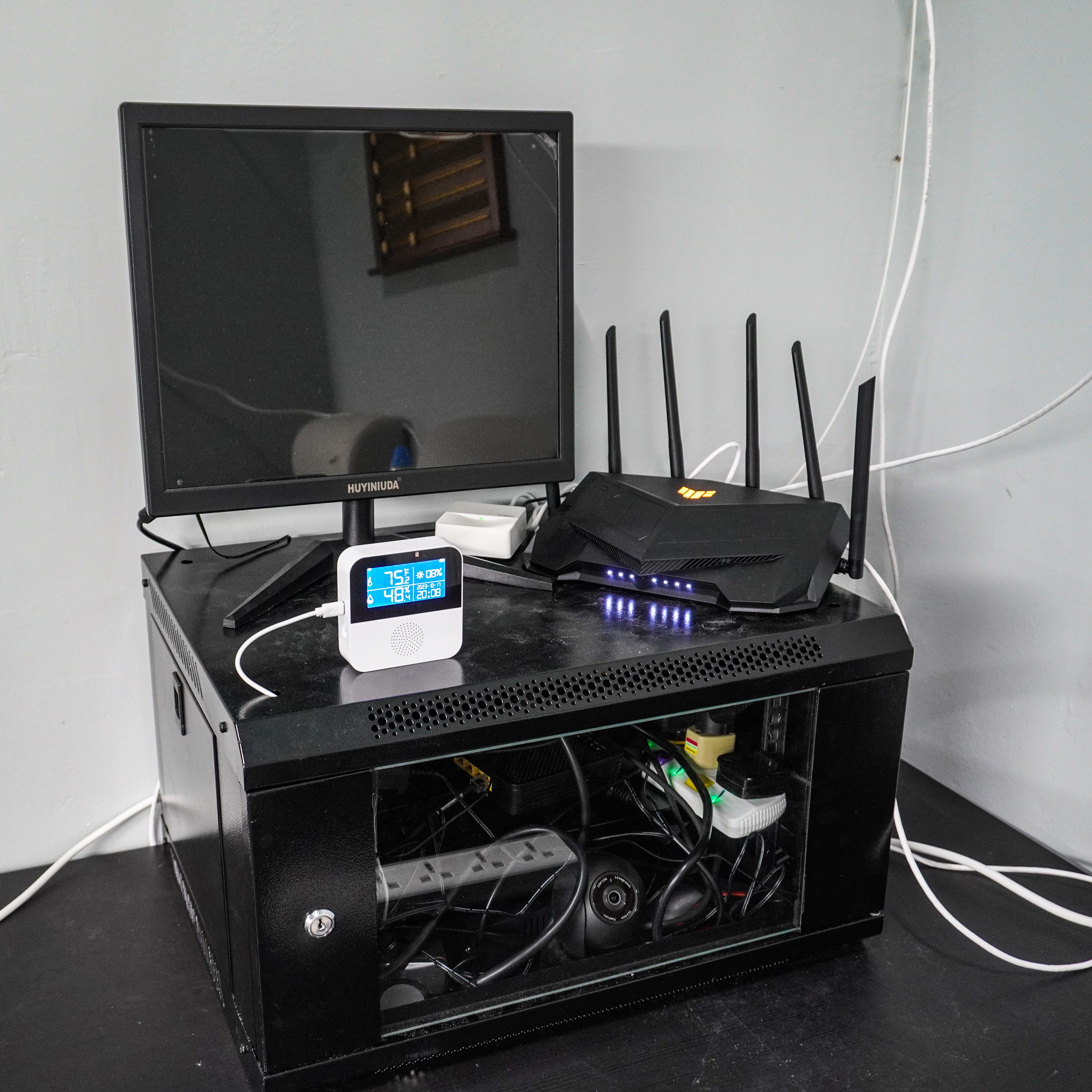 機櫃——請勿觸碰